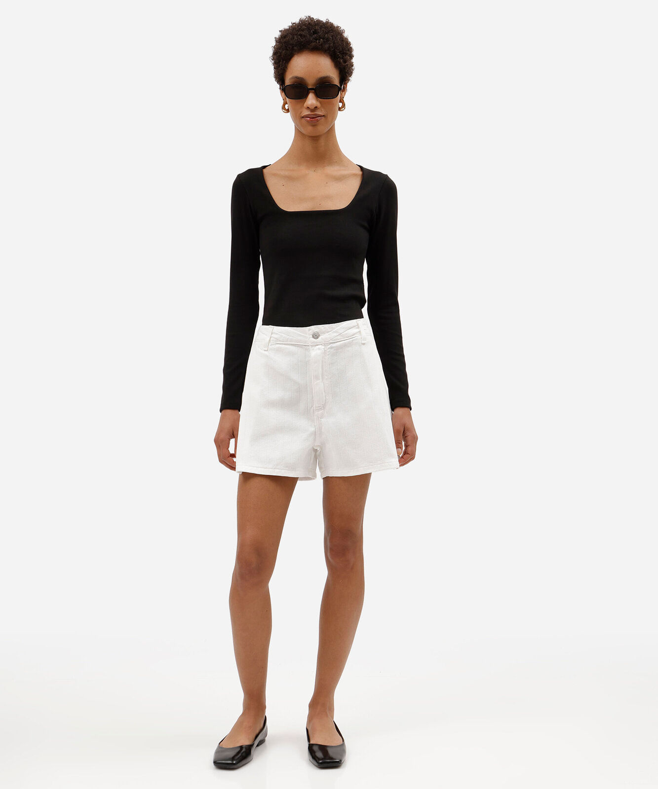 short feminino de sarja com pregas cintura média texturizado off white