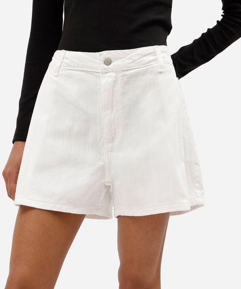 short feminino de sarja com pregas cintura média texturizado off white