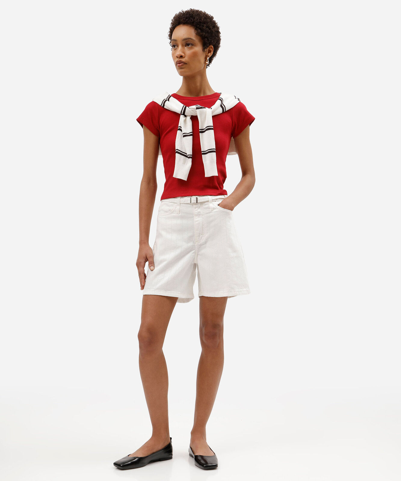 short feminino de sarja com cinto cintura alta texturizado off white
