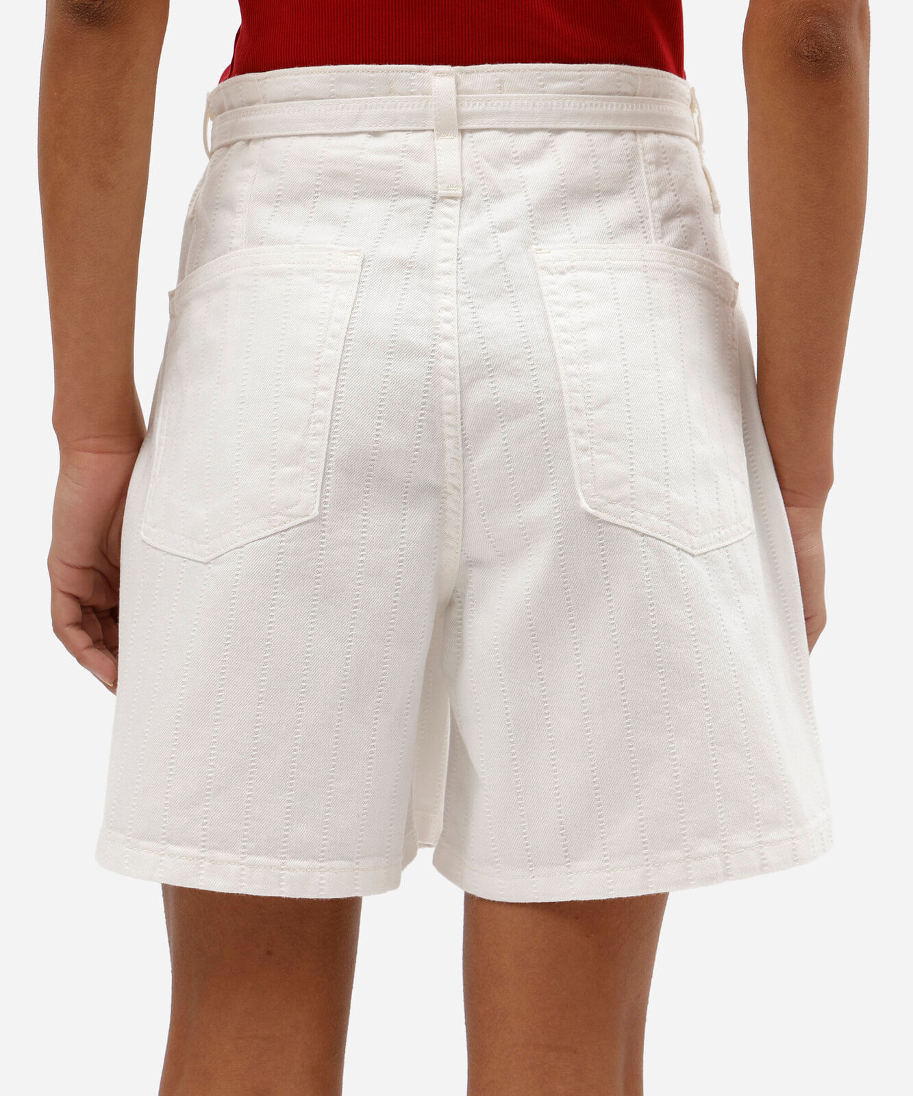 short feminino de sarja com cinto cintura alta texturizado off white