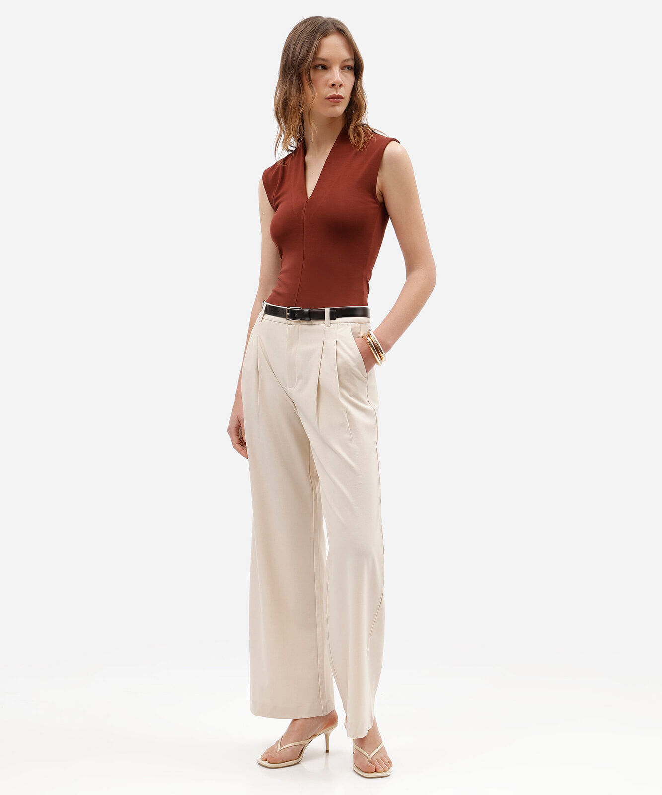 regata feminina com viscose decote v marrom