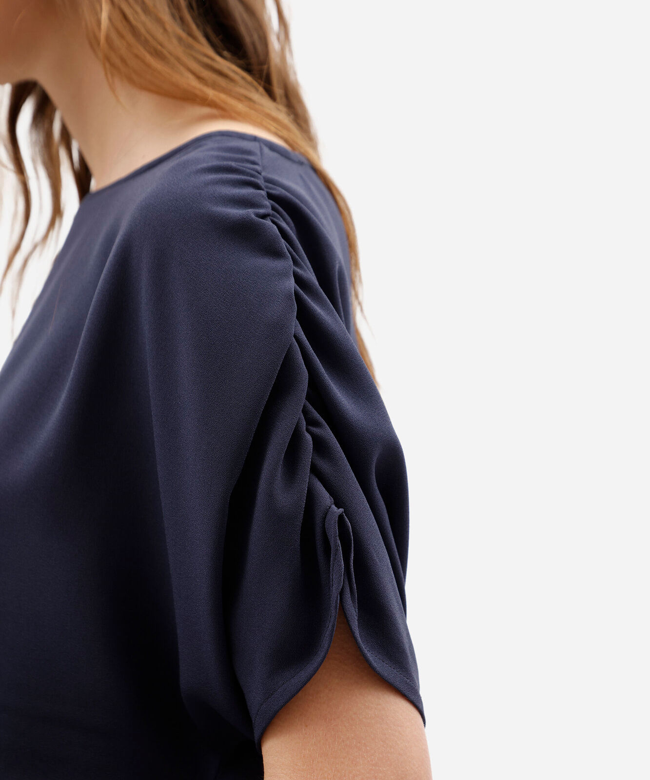 blusa feminina decote cano manga curta franzida azul