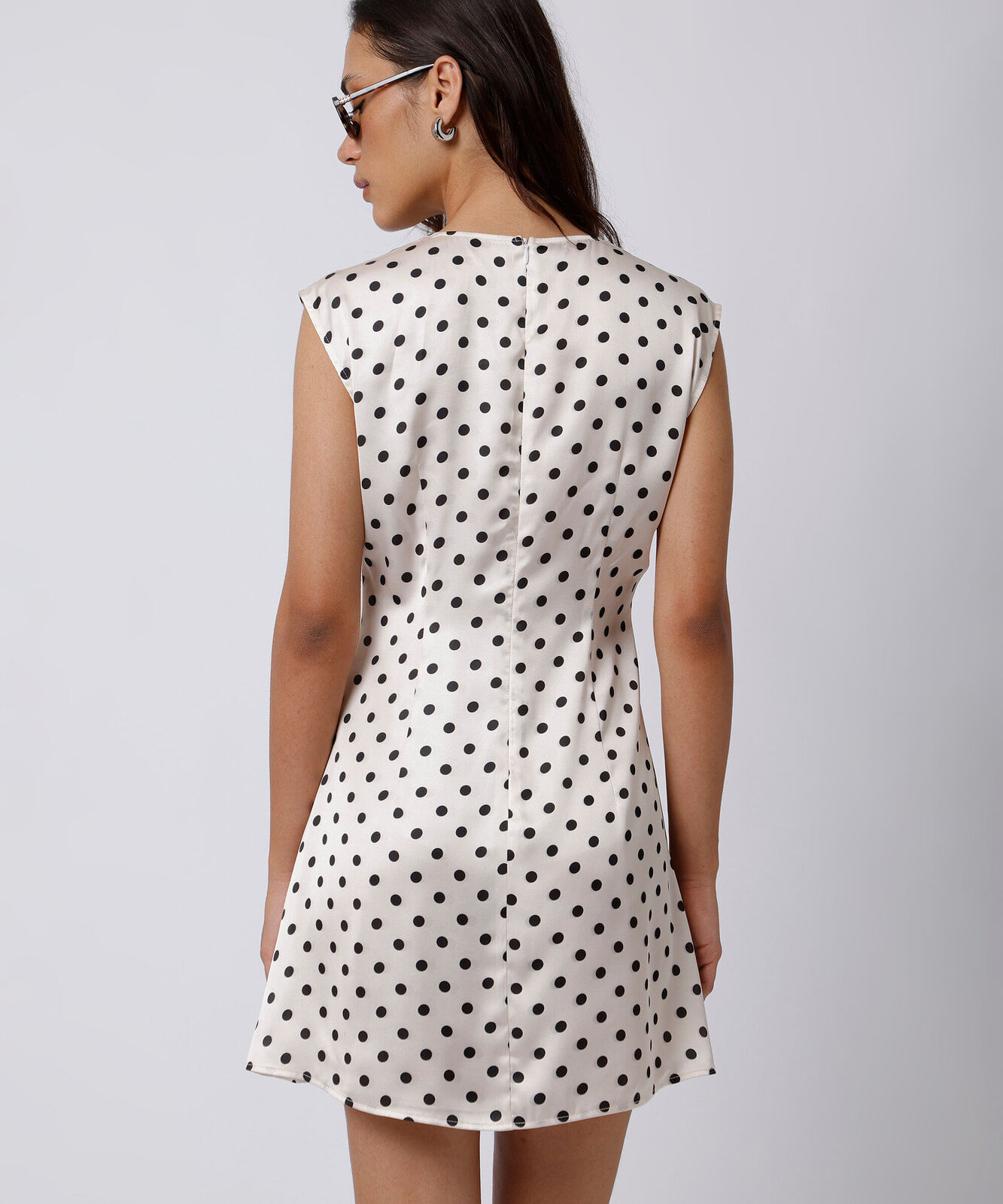 vestido curto feminino acetinado poá mindset off white