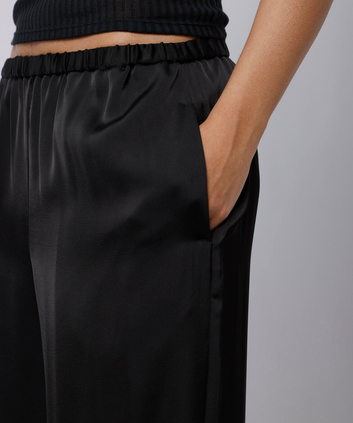 calça reta feminina cós elástico acetinada mindset preta