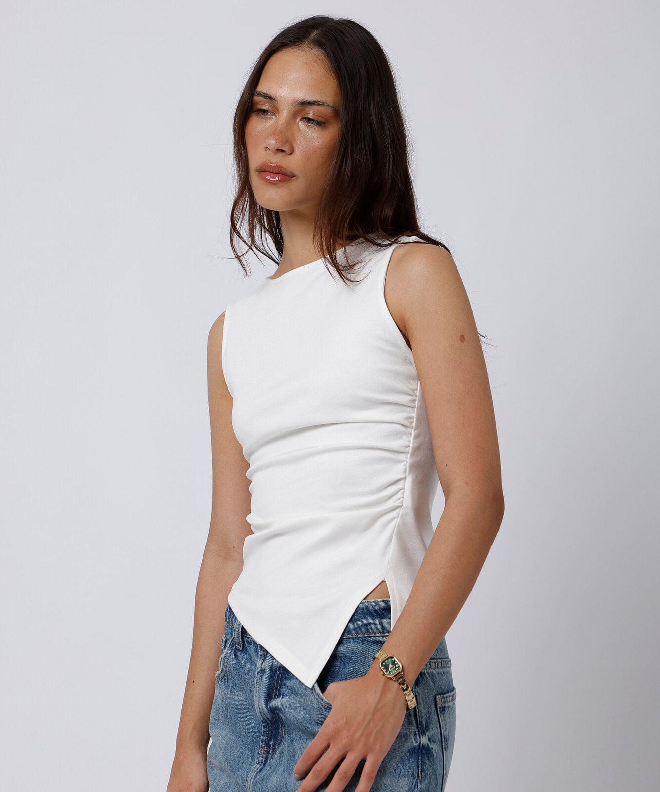blusa feminina com viscose e fenda franzida mindset off white
