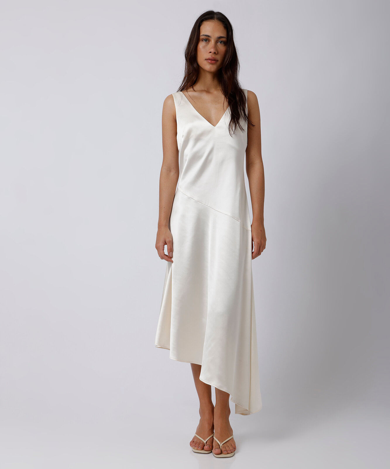 vestido midi feminino decote v com recortes assimétrico acetinado mindset bege