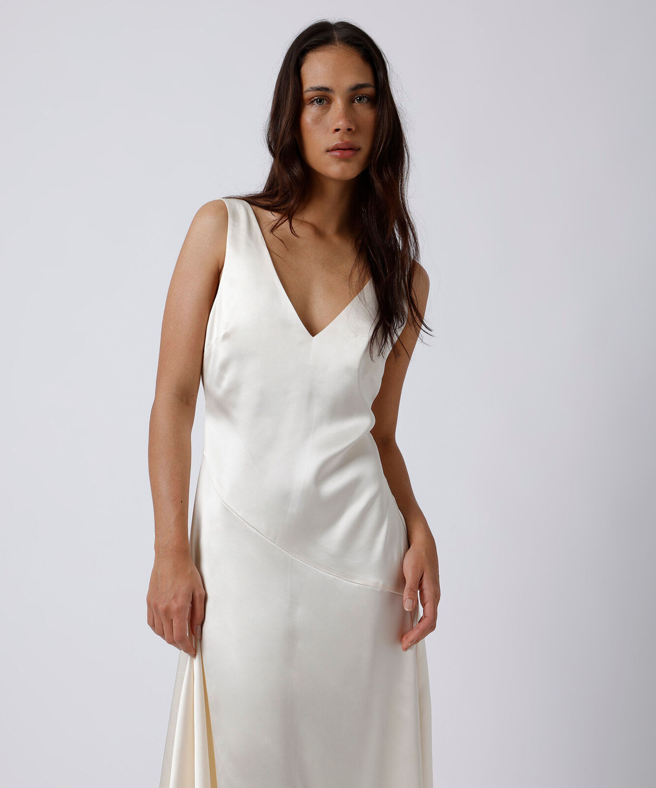 vestido midi feminino decote v com recortes assimétrico acetinado mindset bege