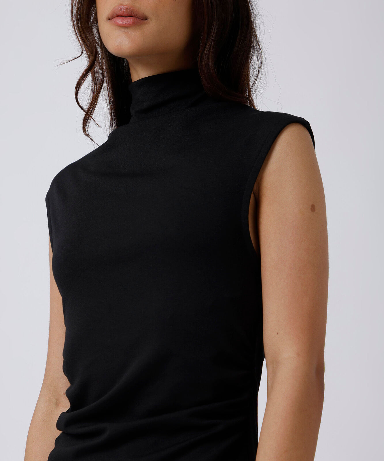 vestido curto feminino gola alta franzido com renda mindset preto