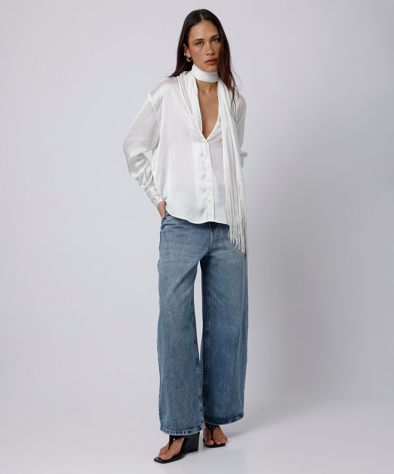 blusa feminina manga longa gola echarpe com franjas acetinada mindset off white