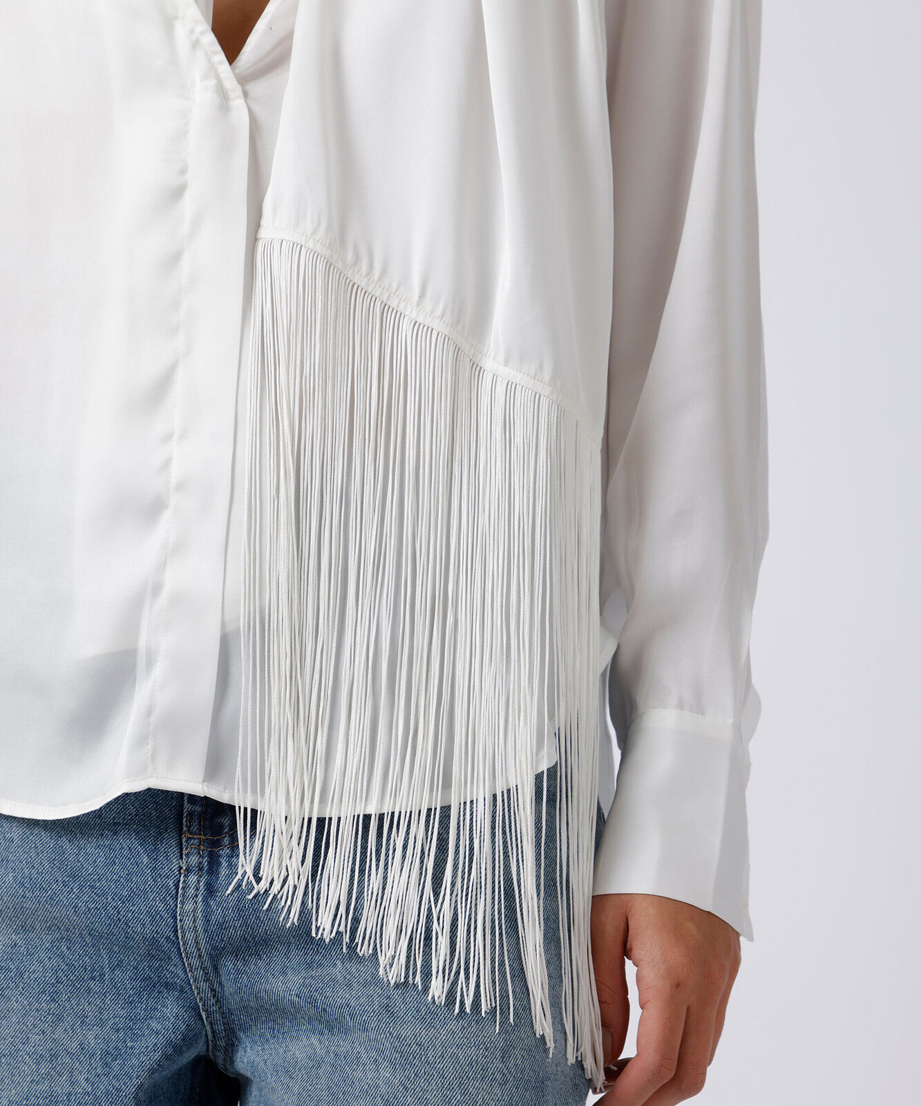blusa feminina manga longa gola echarpe com franjas acetinada mindset off white