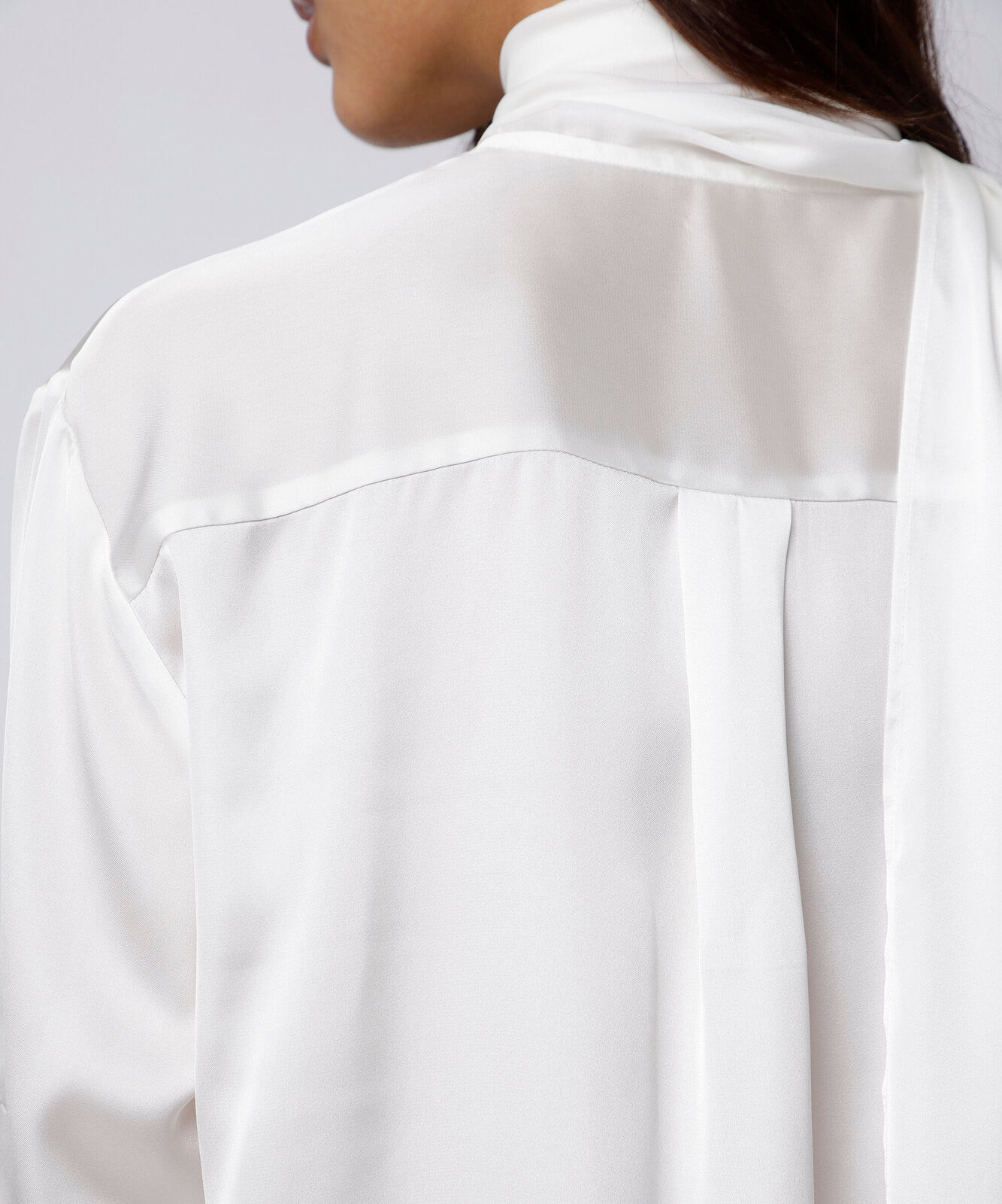 blusa feminina manga longa gola echarpe com franjas acetinada mindset off white