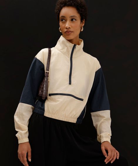 jaqueta anorak feminina de poliamida gola funnel neck com recortes bege
