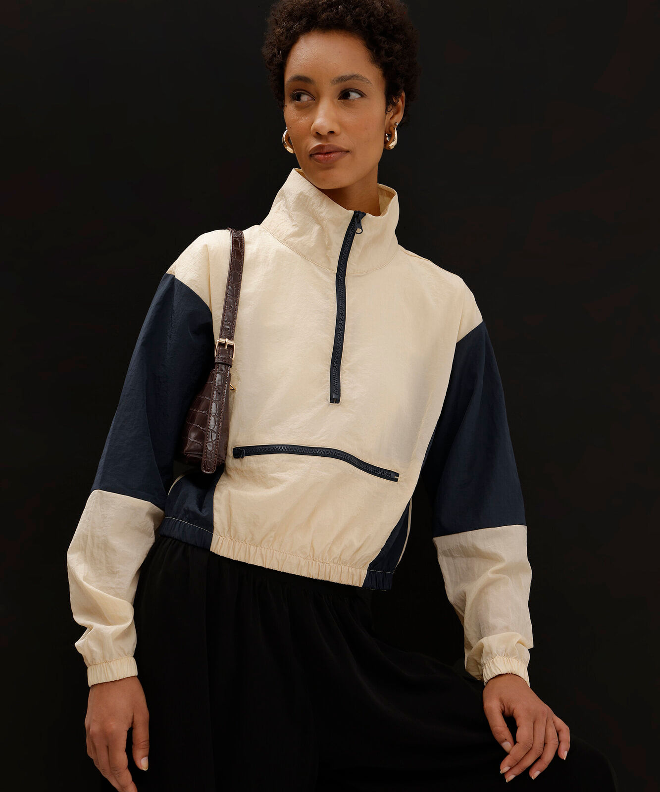 jaqueta anorak feminina de poliamida gola funnel neck com recortes bege