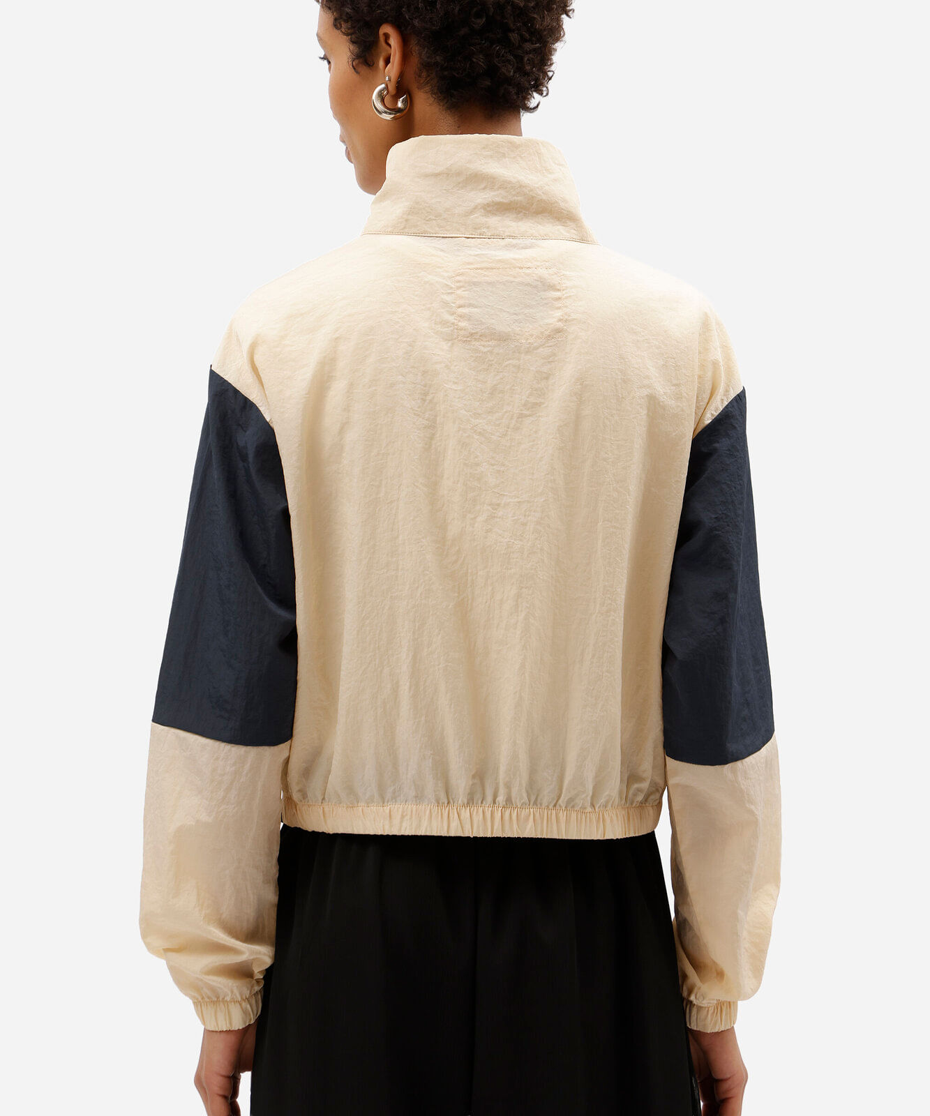 jaqueta anorak feminina de poliamida gola funnel neck com recortes bege