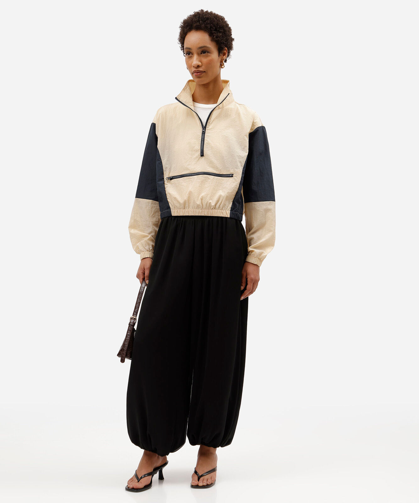 jaqueta anorak feminina de poliamida gola funnel neck com recortes bege