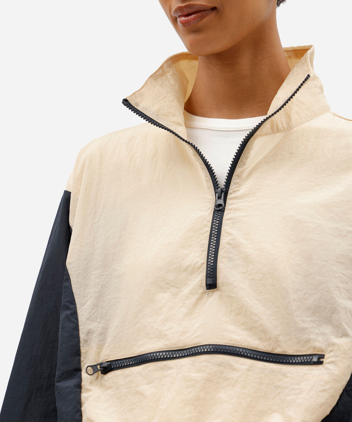 jaqueta anorak feminina de poliamida gola funnel neck com recortes bege