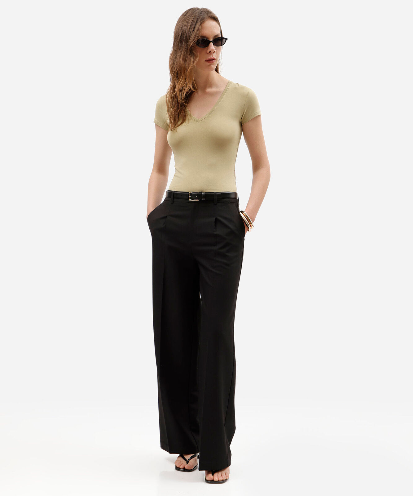 camiseta básica feminina ajustada de malha de algodão com decote v verde