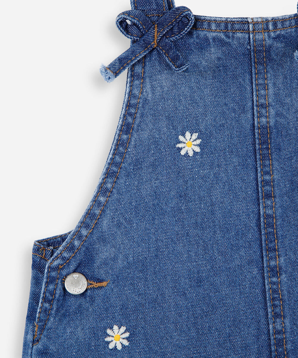 jardineira infantil jeans com bordado floral azul