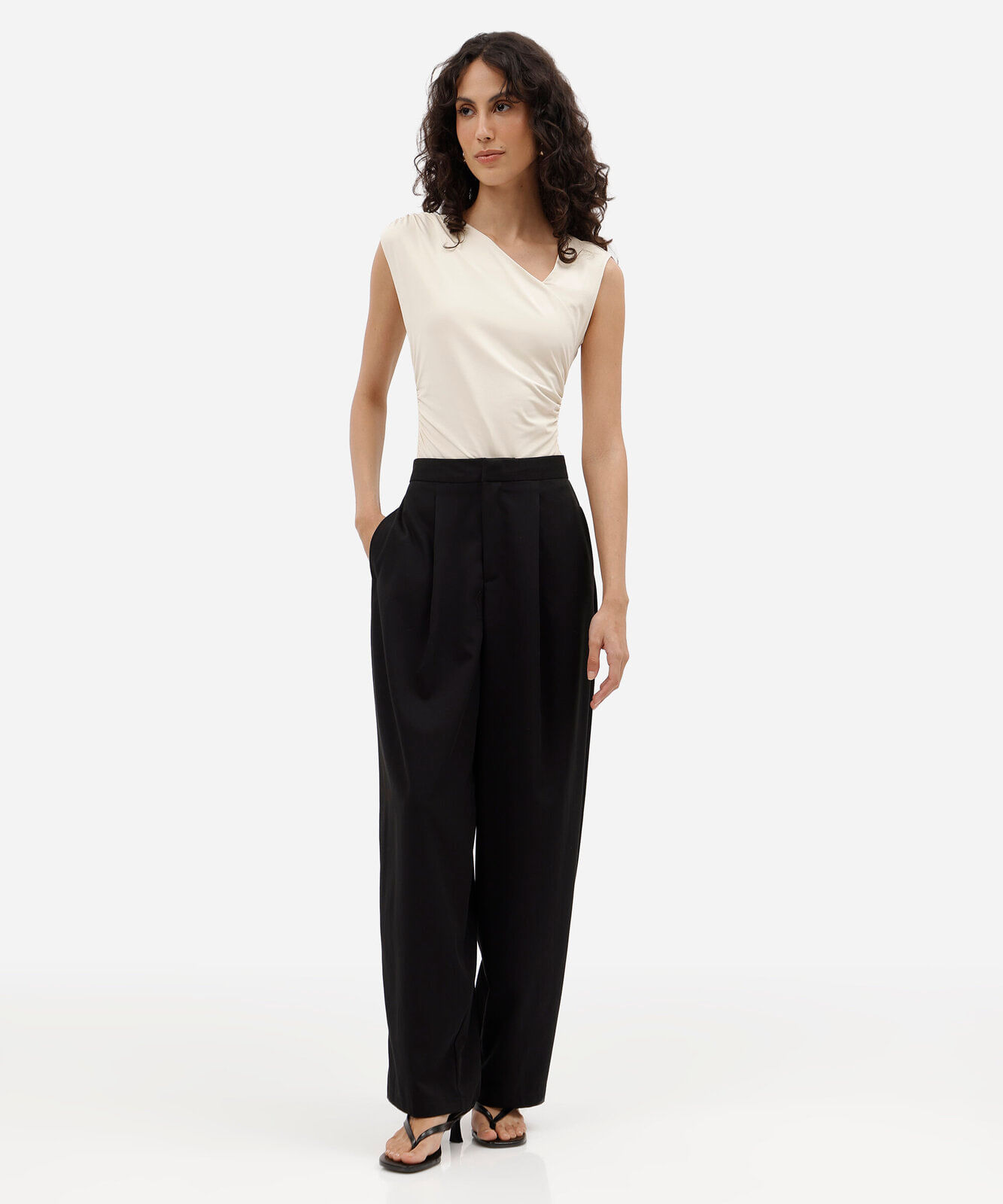 body feminino de poliamida decote assimétrico franzido off white