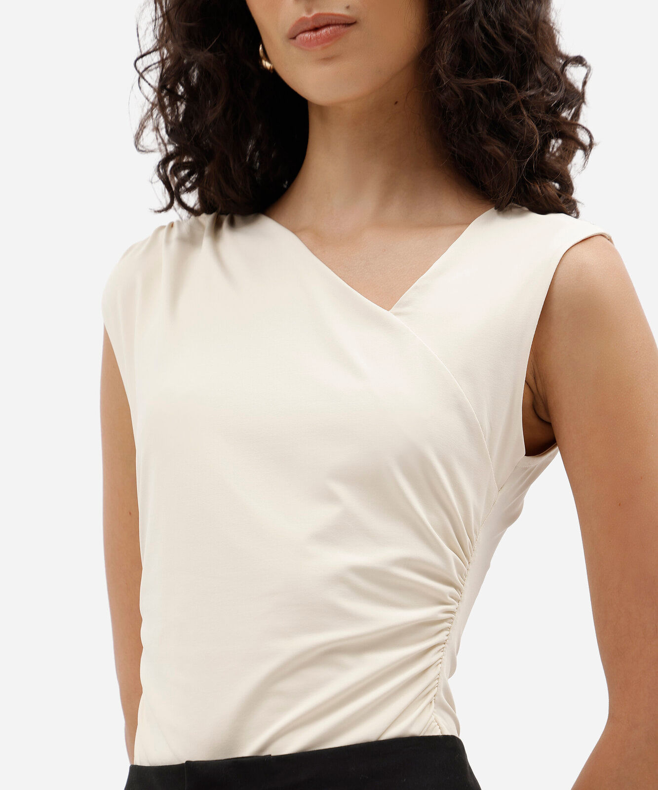 body feminino de poliamida decote assimétrico franzido off white