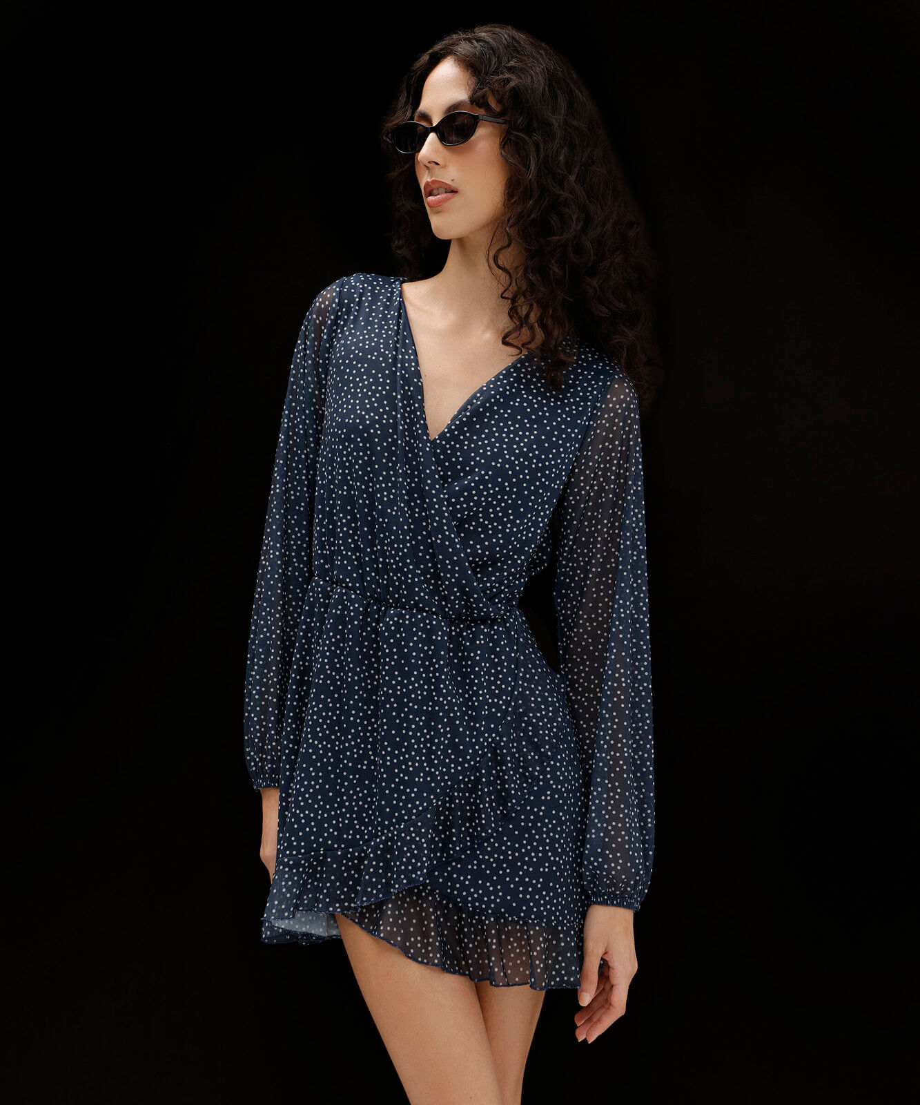 vestido curto feminino de tule decote v manga longa com babado poá azul