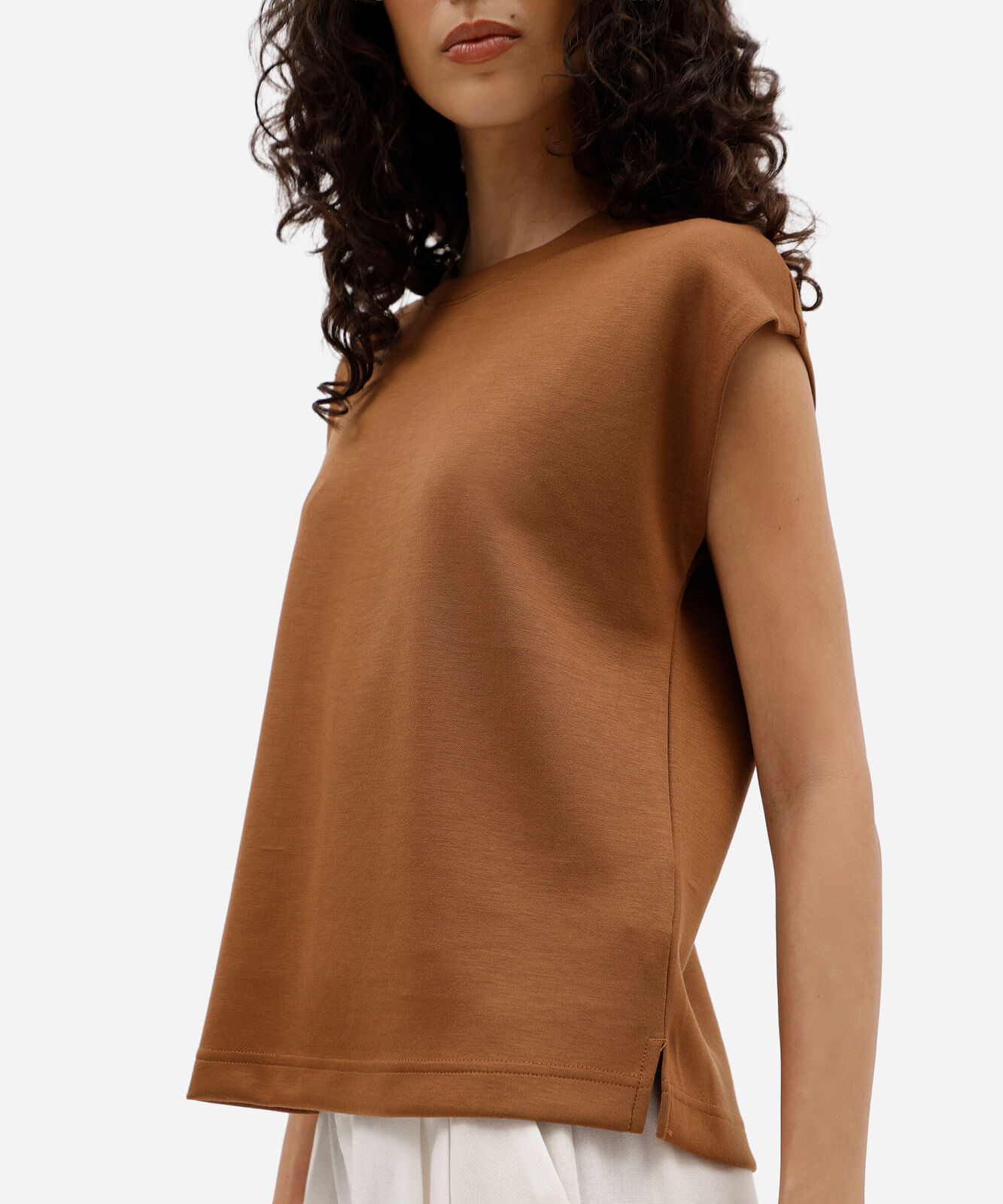 blusa muscle tee feminina com viscose decote redondo marrom