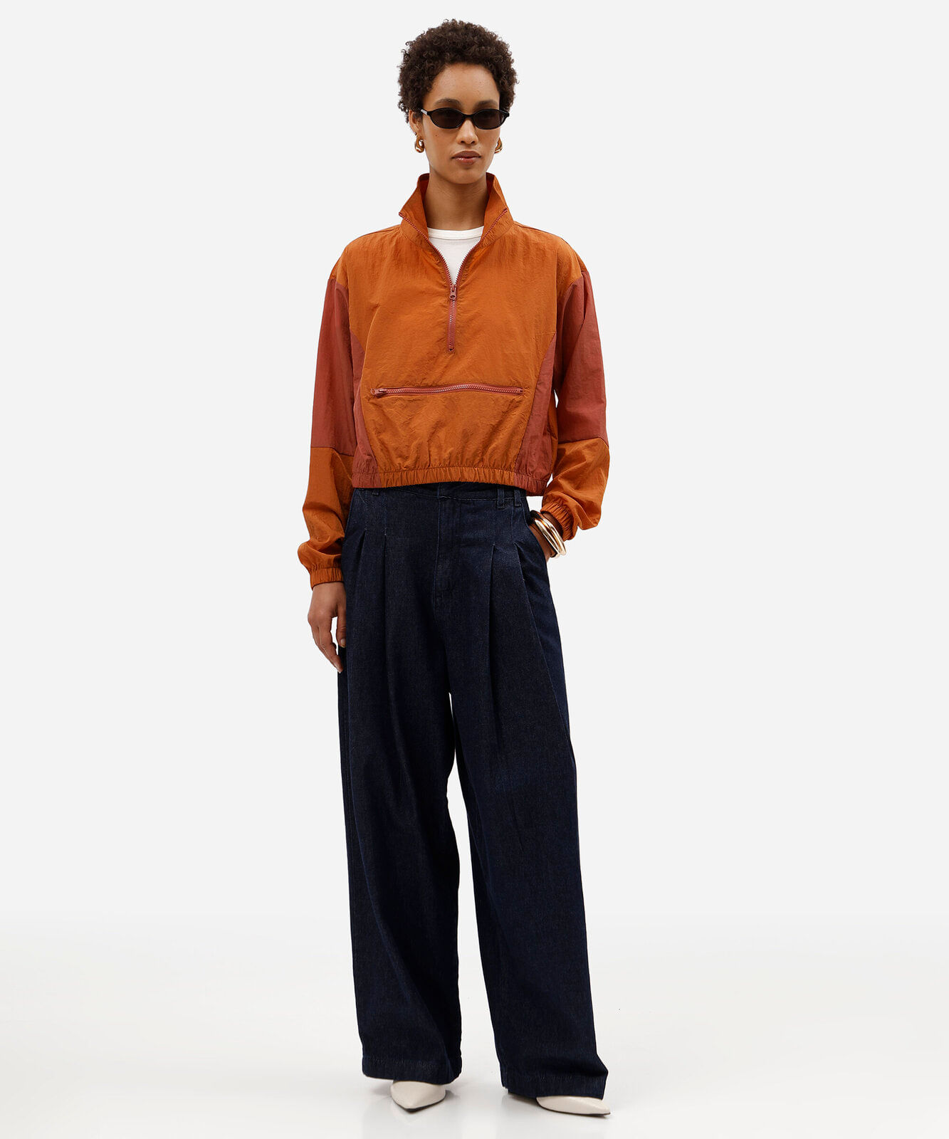 jaqueta anorak feminina de poliamida gola funnel neck com recortes laranja