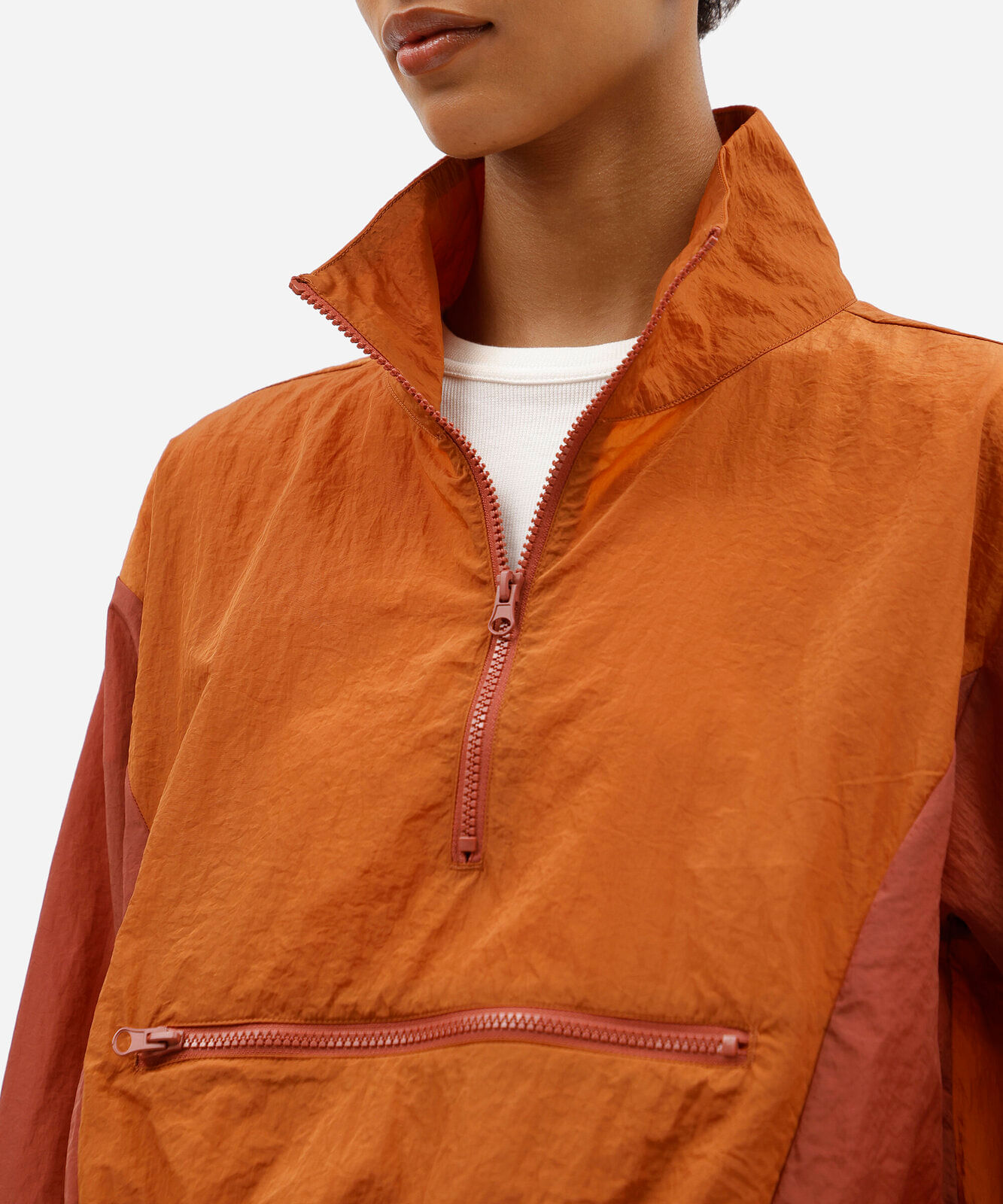 jaqueta anorak feminina de poliamida gola funnel neck com recortes laranja