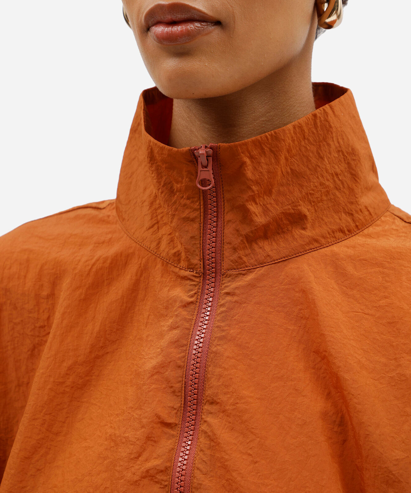 jaqueta anorak feminina de poliamida gola funnel neck com recortes laranja