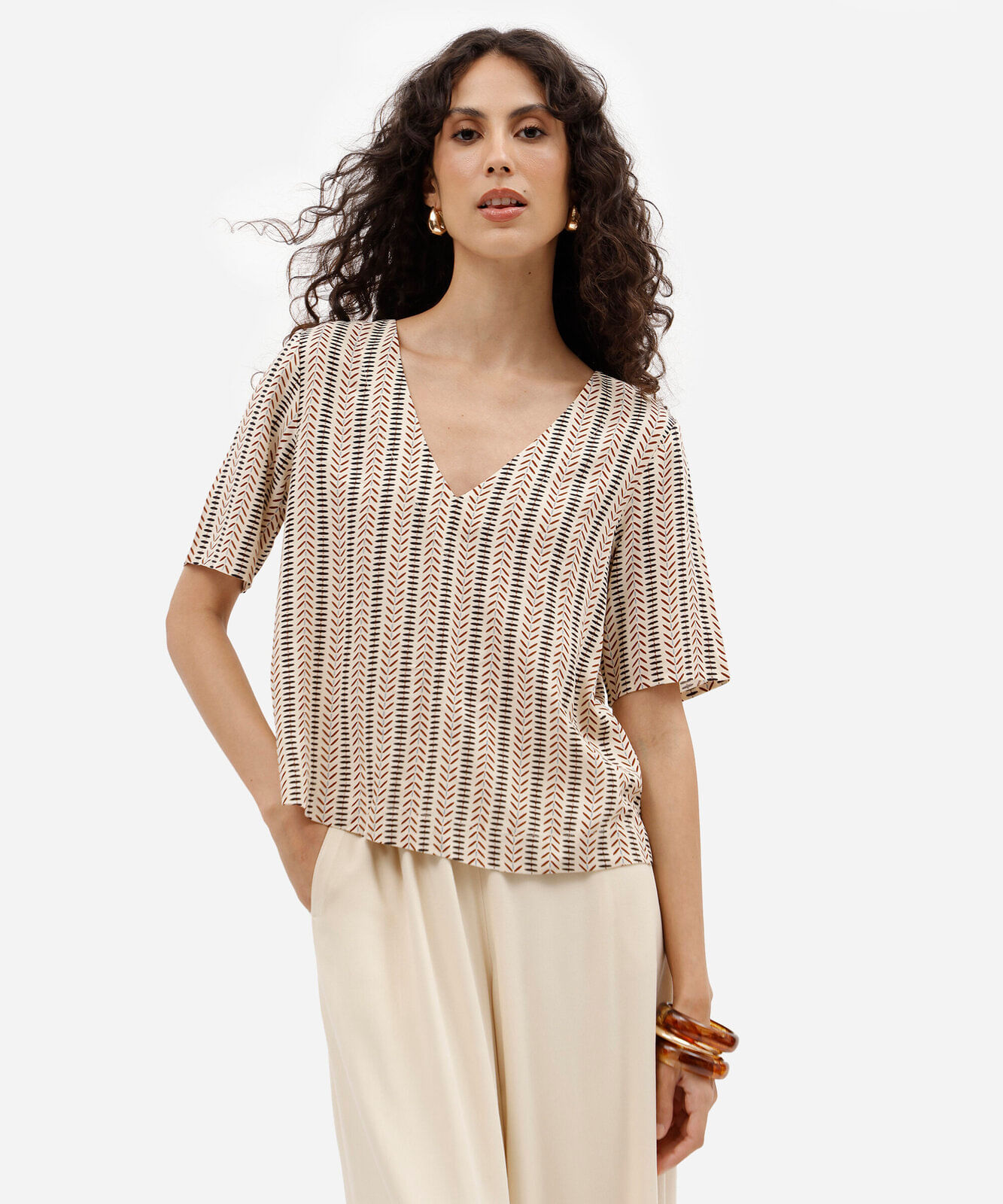 blusa feminina de viscose decote v manga curta étnica bege