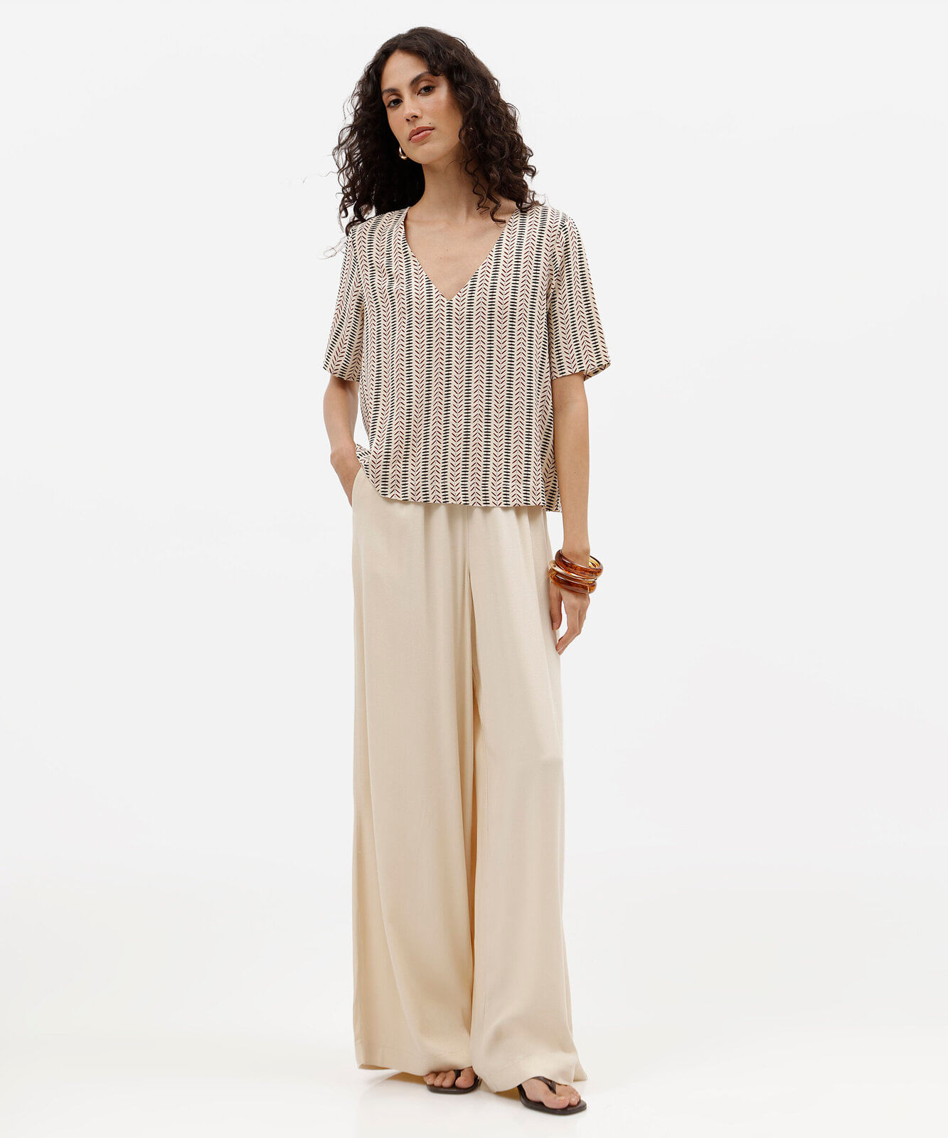 blusa feminina de viscose decote v manga curta étnica bege