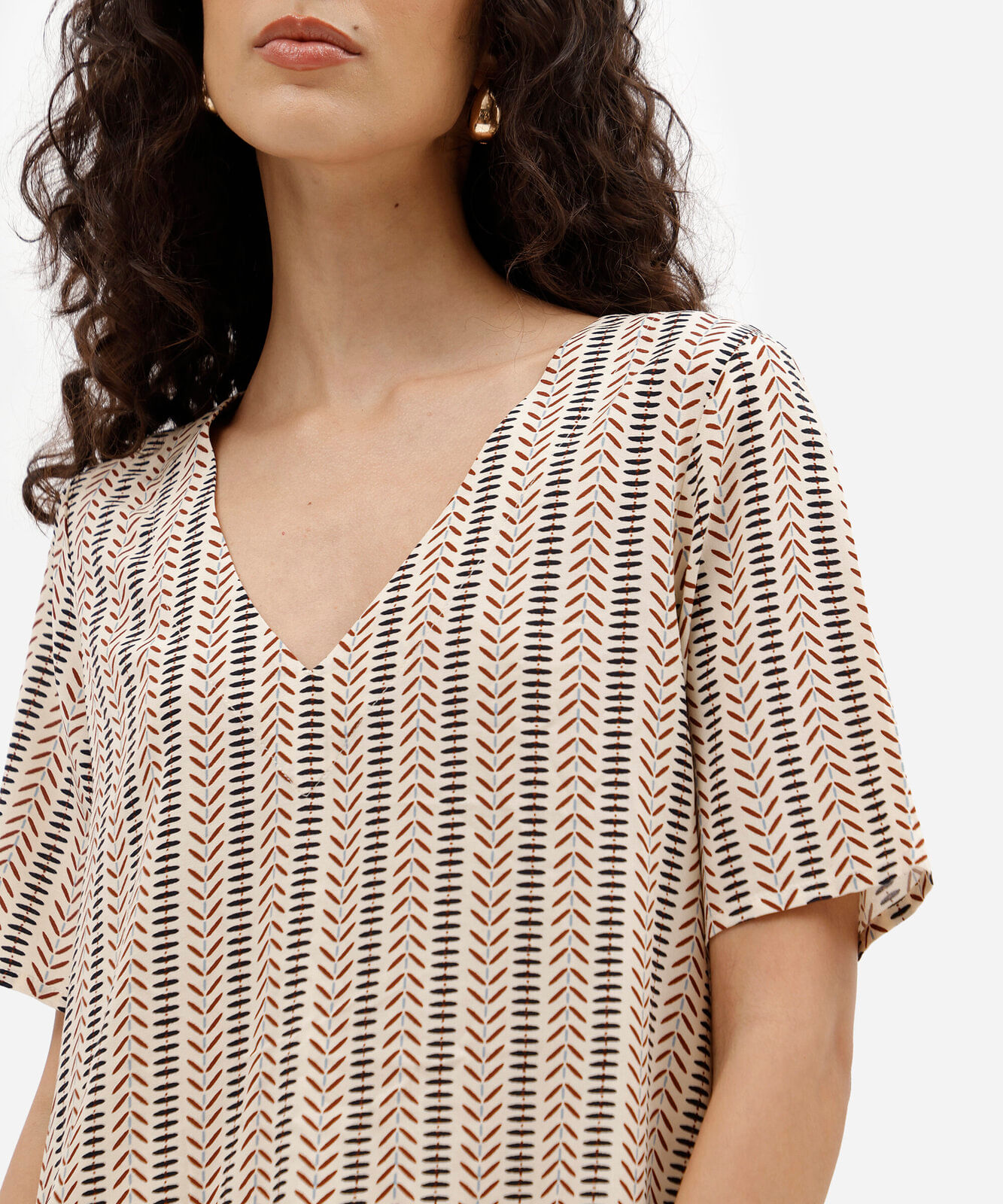 blusa feminina de viscose decote v manga curta étnica bege