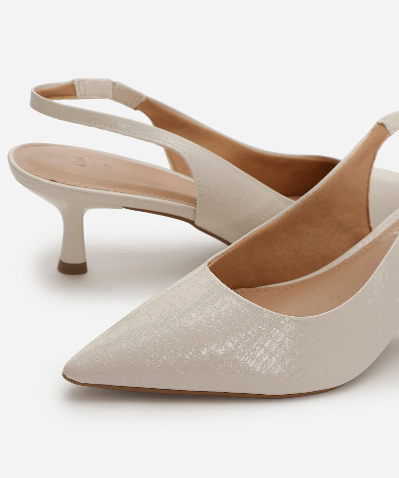 scarpin bico fino salto fino croco off white