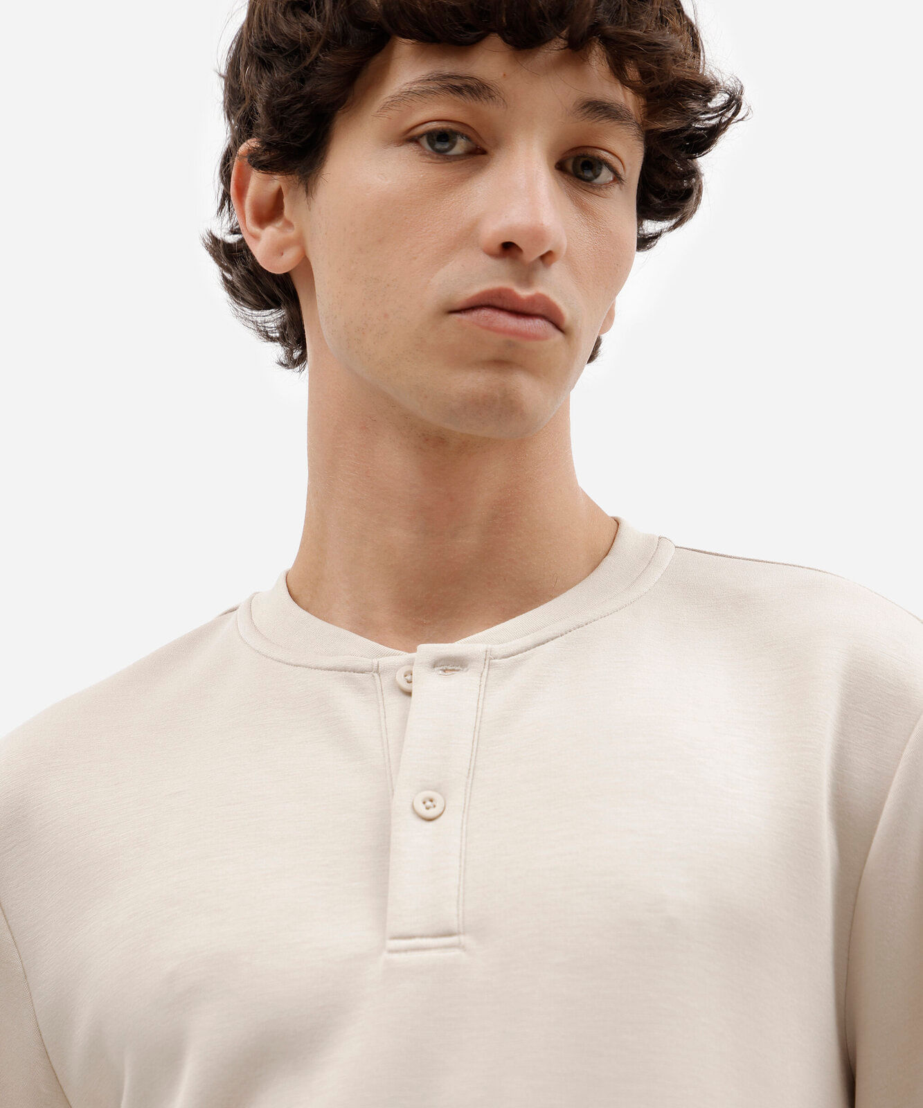 camiseta masculina com viscose gola henley manga curta bege