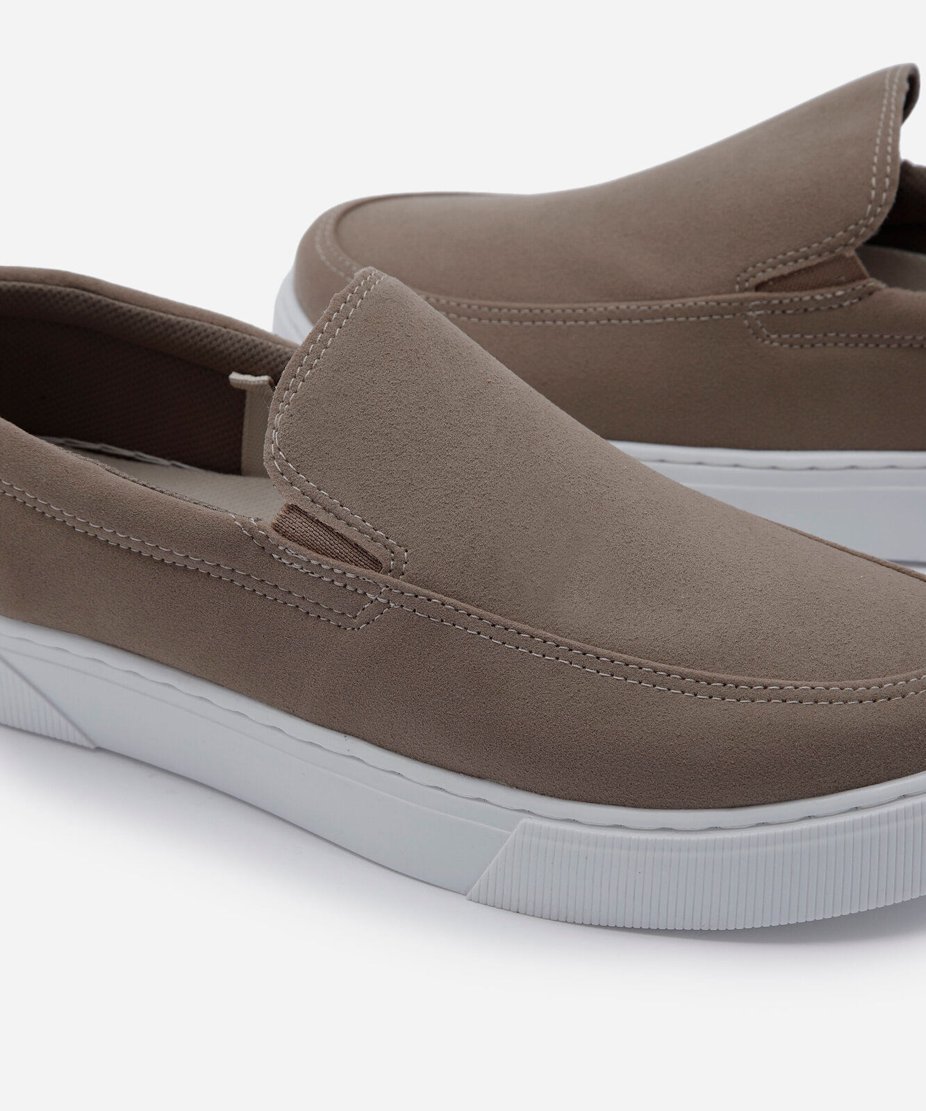tênis slip on texturizado bege