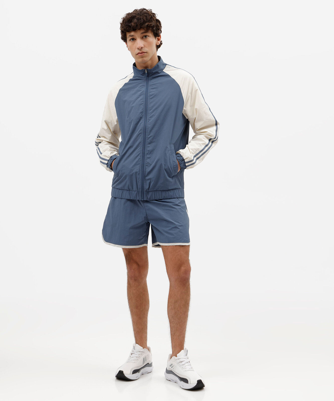 jaqueta corta vento masculina de poliamida esportiva bicolor azul