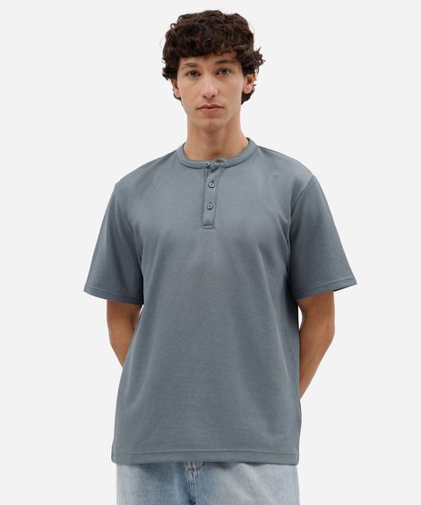 camiseta masculina gola henley manga curta texturizada cinza