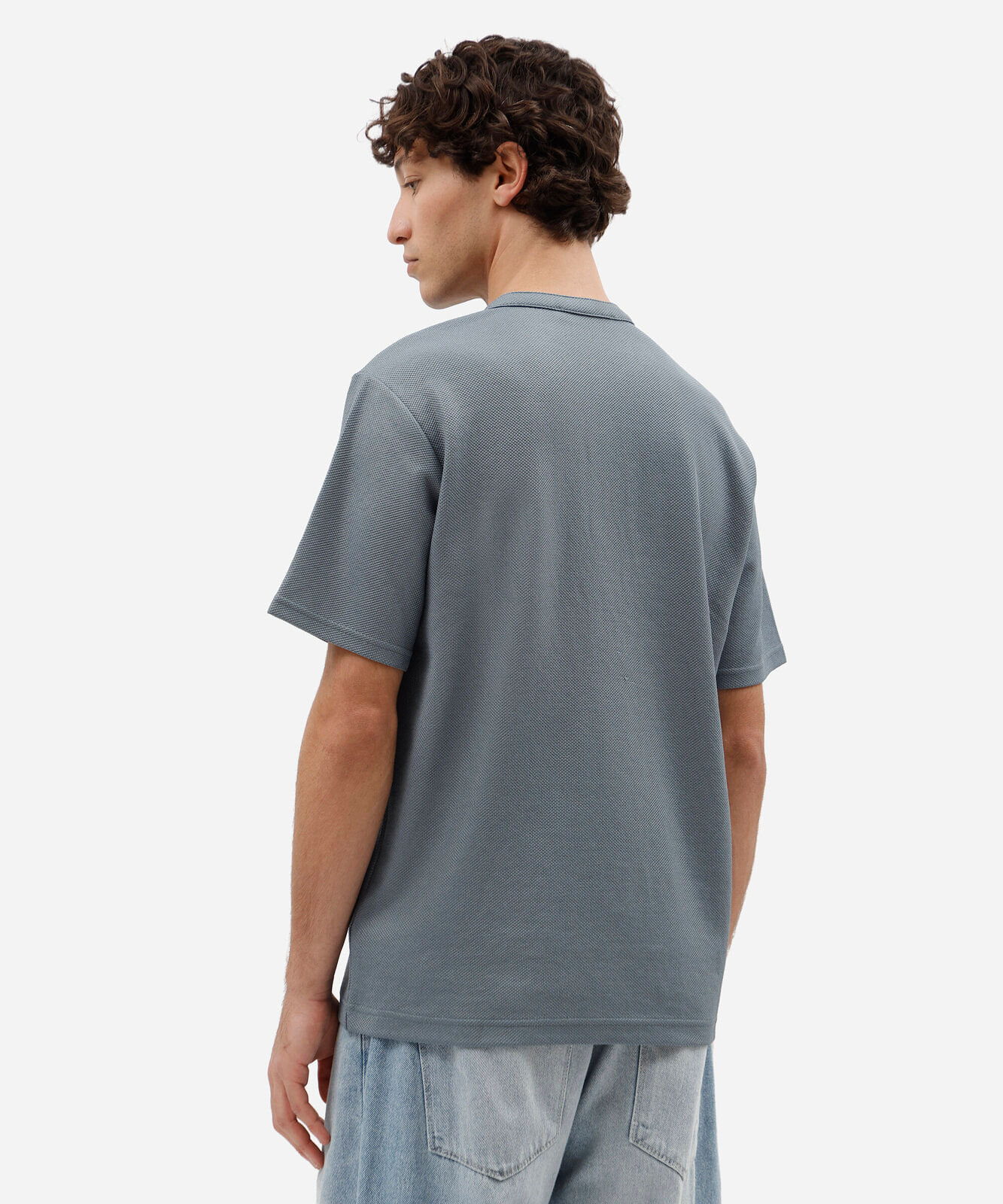 camiseta masculina gola henley manga curta texturizada cinza