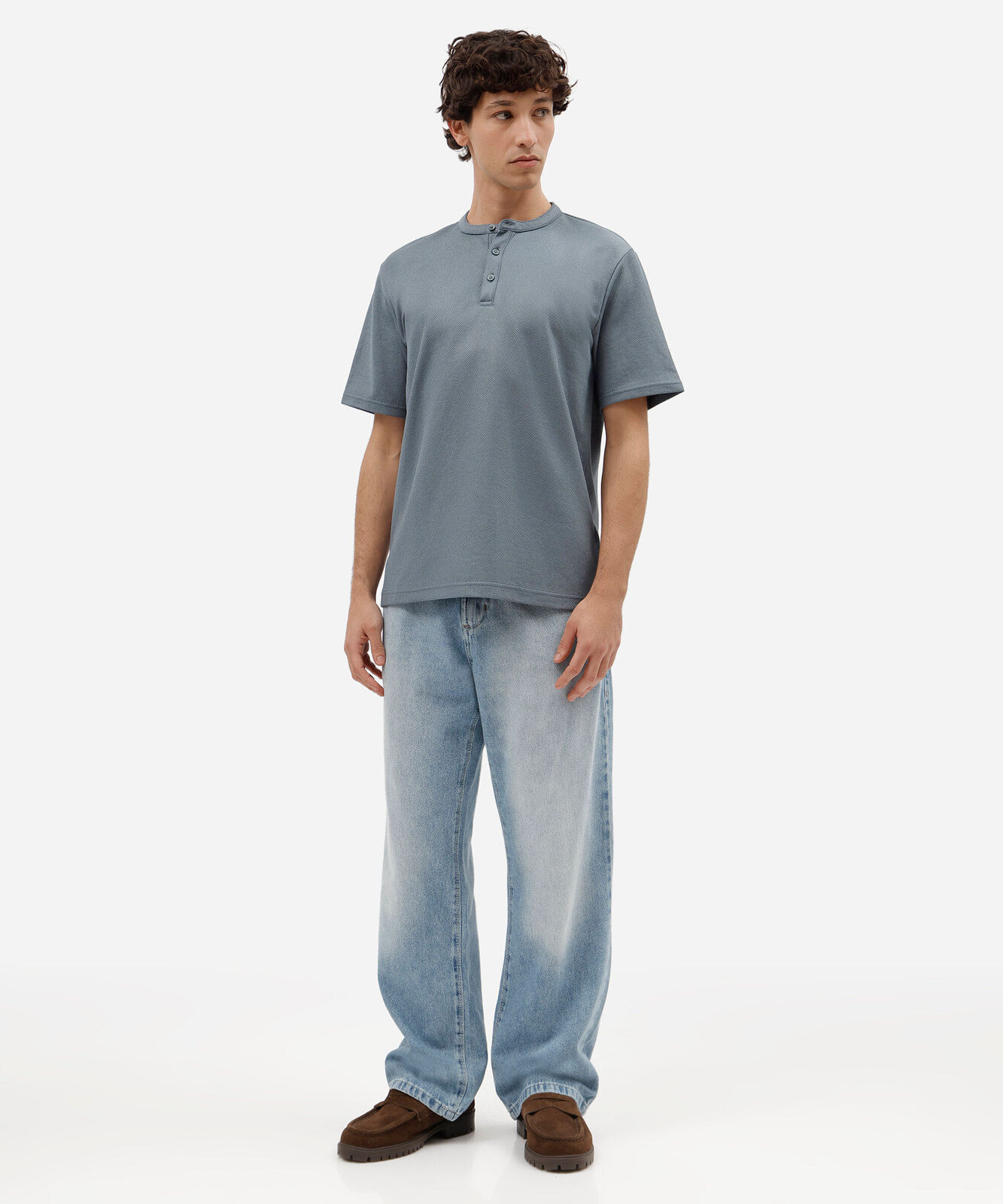 camiseta masculina gola henley manga curta texturizada cinza