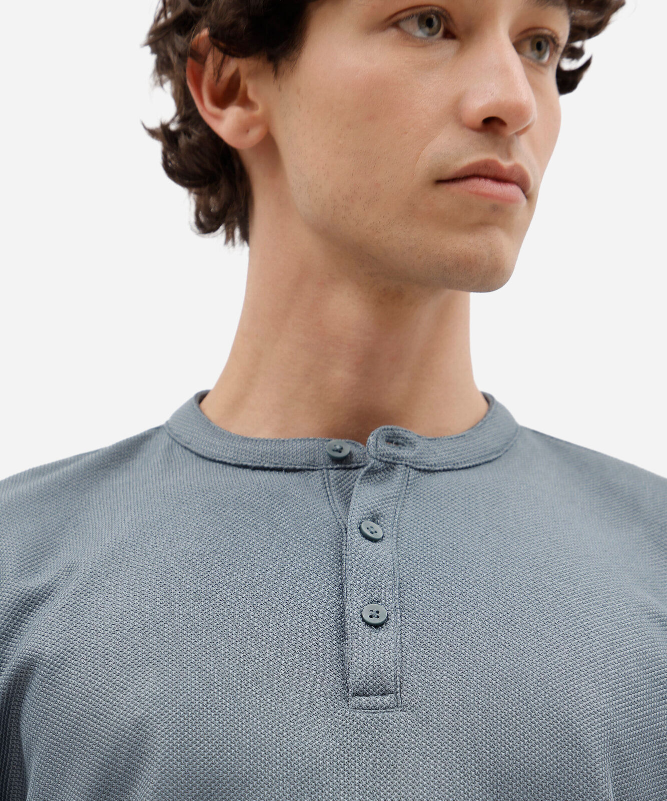 camiseta masculina gola henley manga curta texturizada cinza