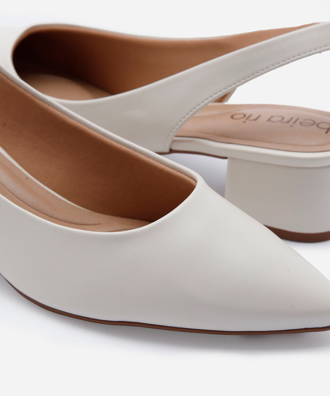 scarpin slingback bico fino salto grosso beira rio  off white