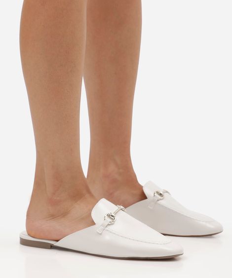 mule feminino flat com detalhe metálico  off white
