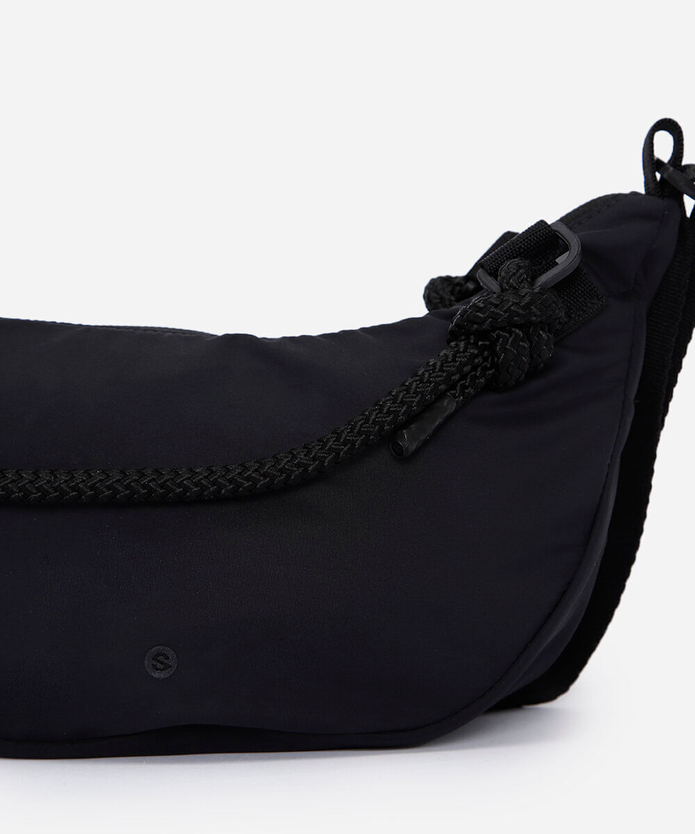 bolsa transversal esportiva meia lua com corda preta