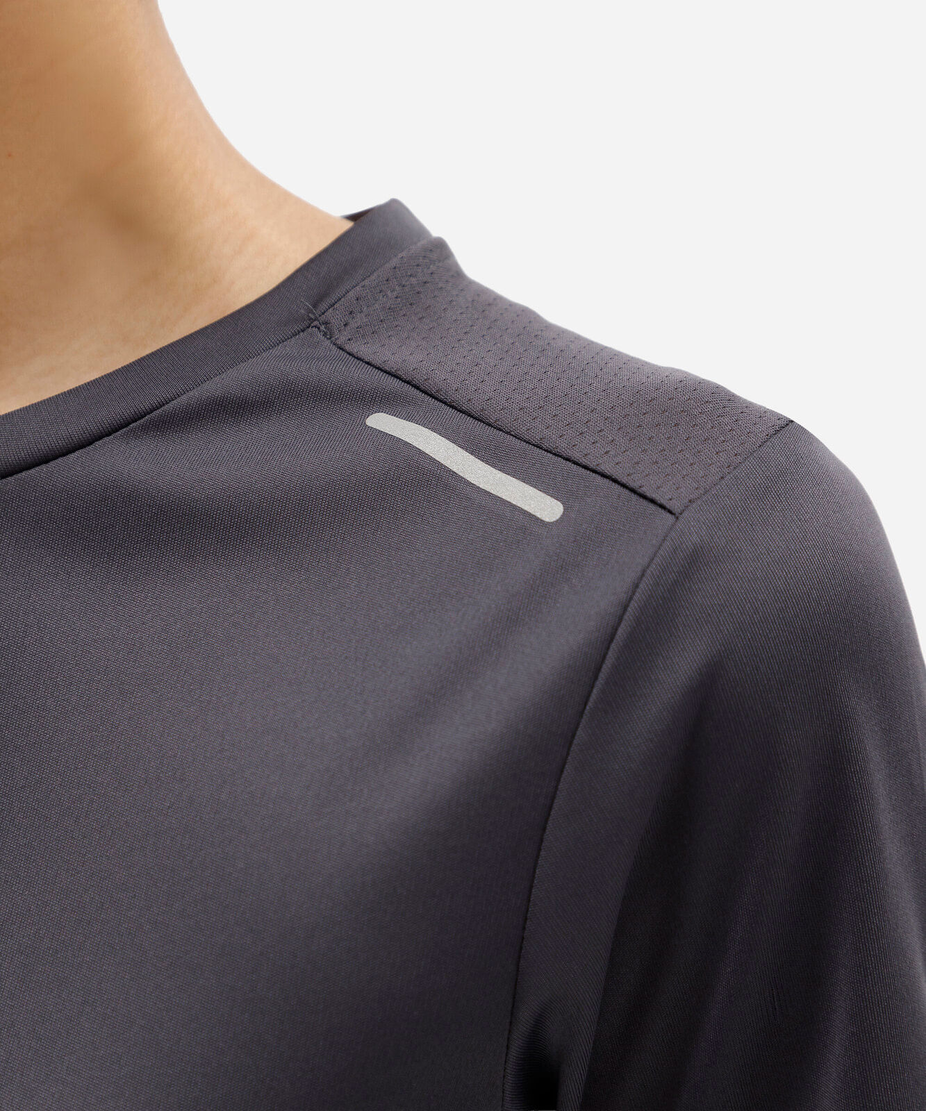 camiseta esportiva feminina manga curta com refletivo cinza
