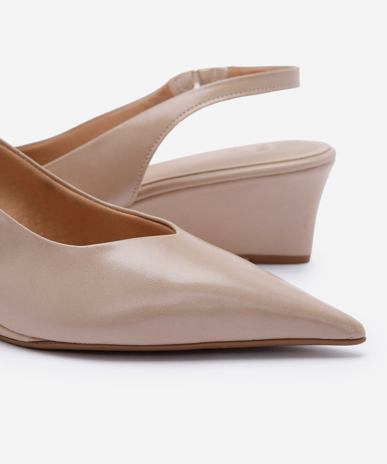 scarpin slingback anabela baixo bege
