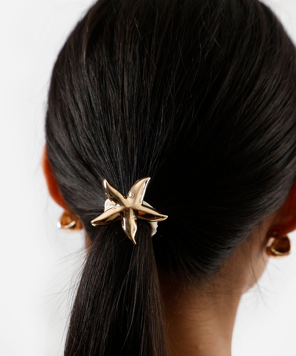 lenço floral acetinado com broche colorido