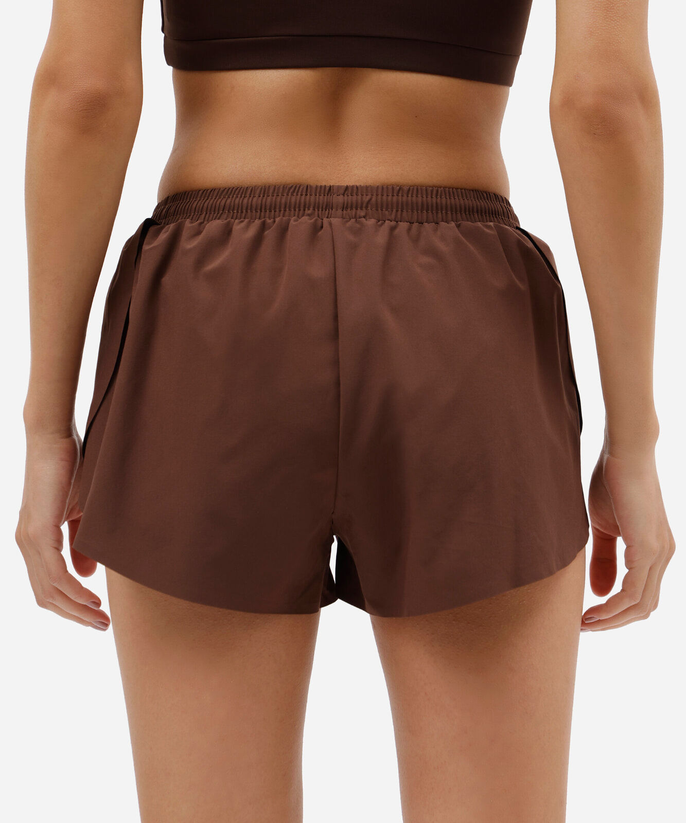 short feminino esportivo com recortes marrom