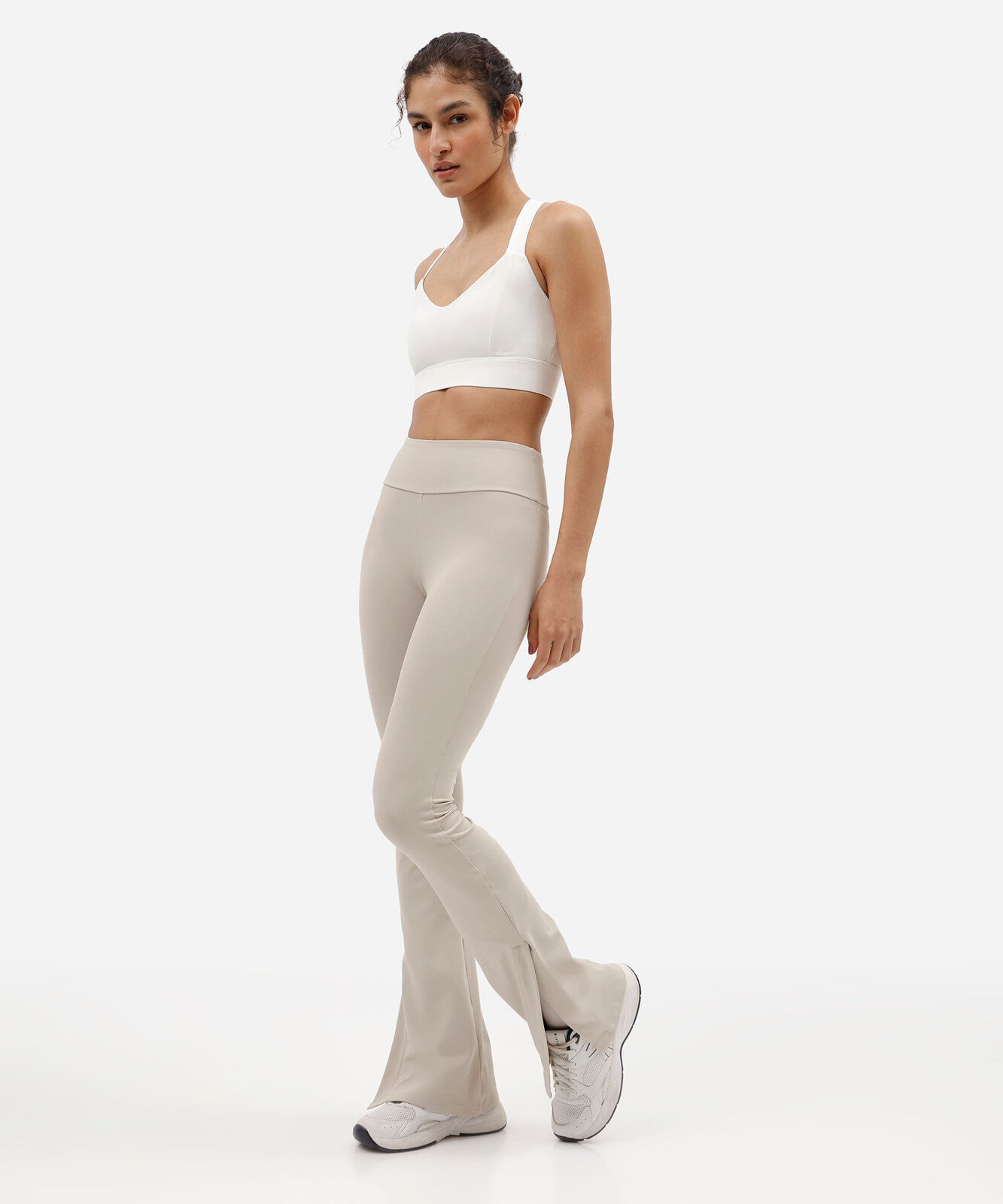 calça flare esportiva feminina de poliamida com fendas cinza