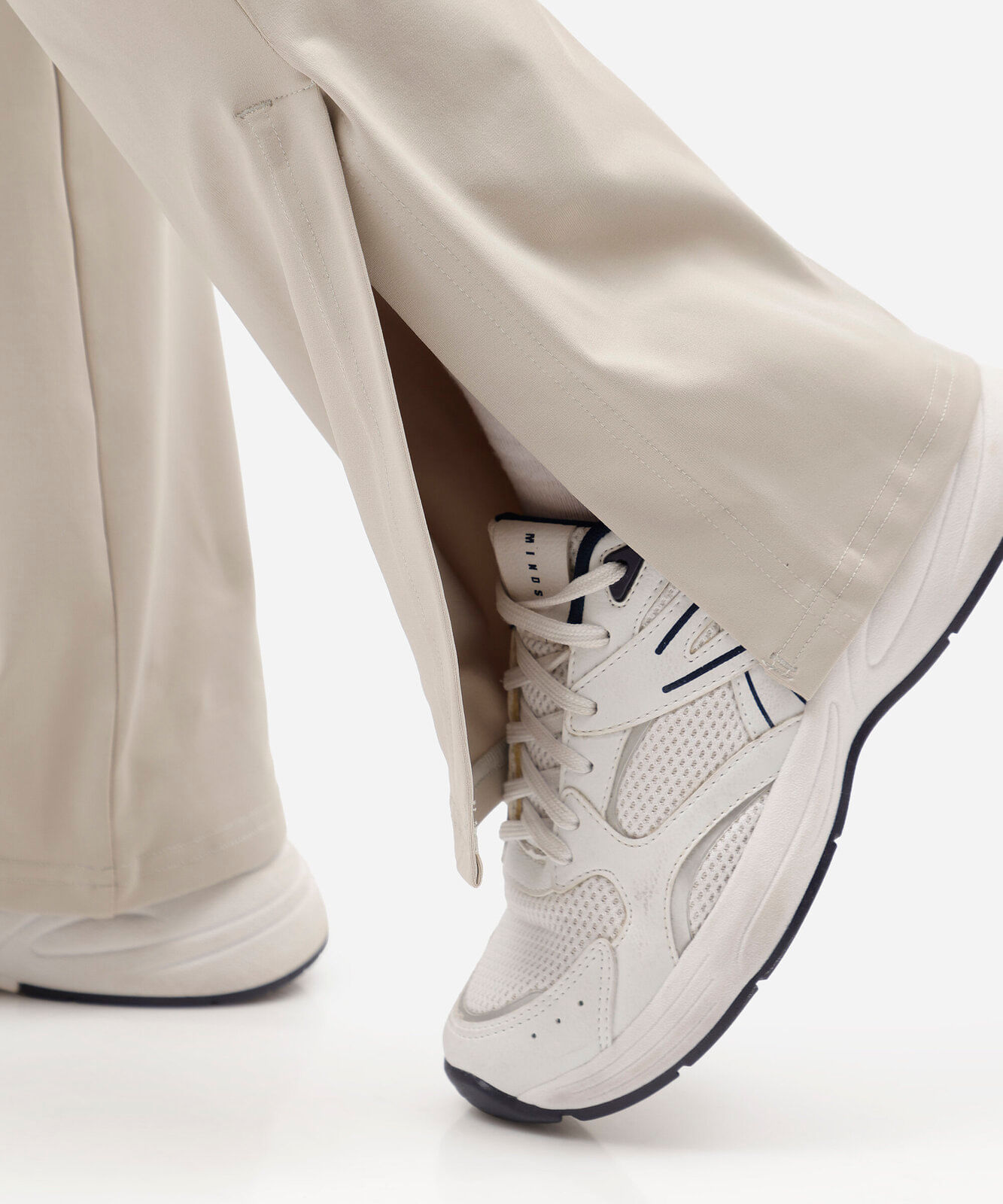 calça flare esportiva feminina de poliamida com fendas cinza