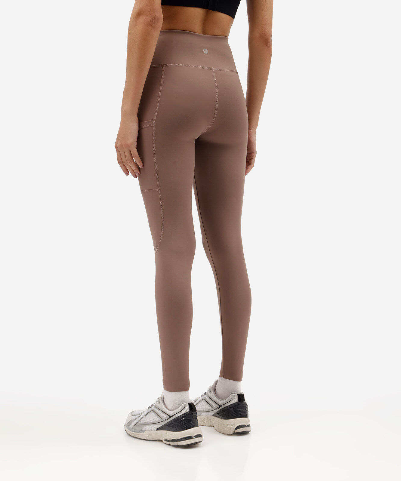 calça legging esportiva com bolsos marrom